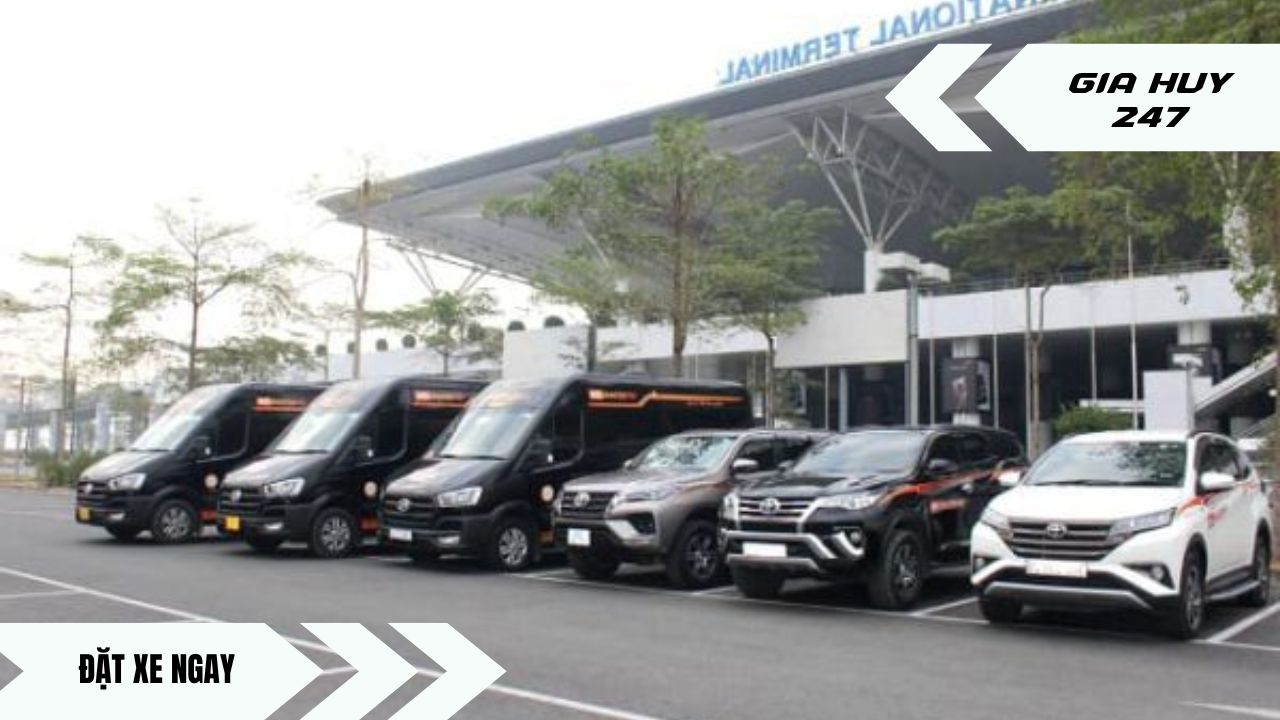 Ảnh xe 7 chỗ Limousine GIA HUY 247 đang đỗ tại sân bay, sẵn sàng cho dịch vụ thuê xe đưa đón sân bay đúng giờ.