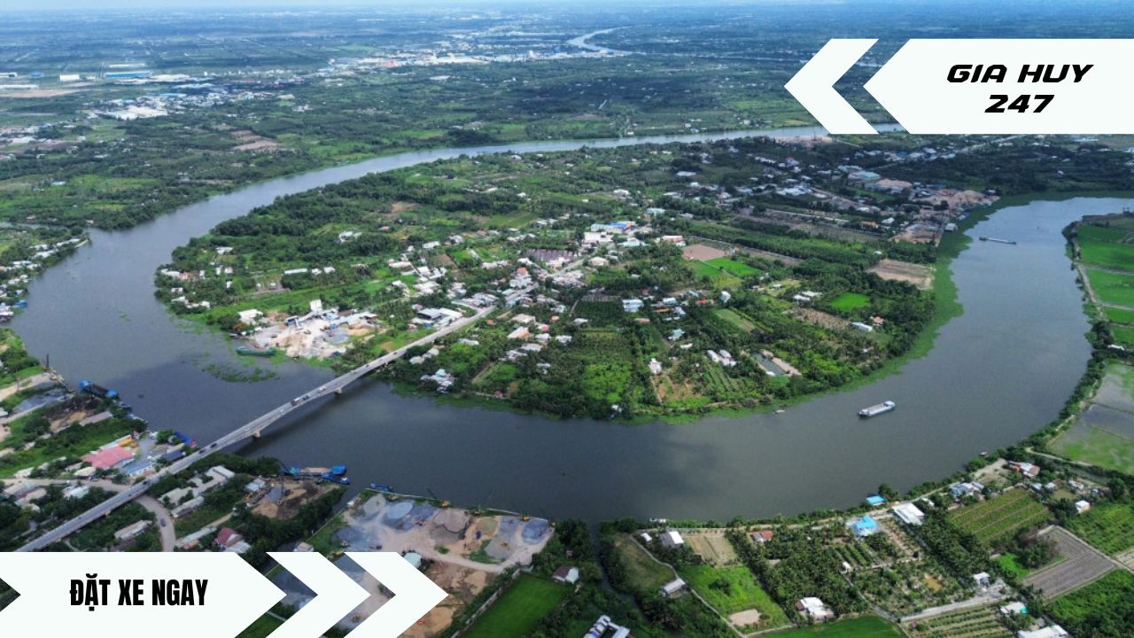 Xe 7 chỗ Carnival/Limousine GIA HUY 247 trên tuyến đường đi Long An, phục vụ thuê xe đi Long An nhanh chóng.