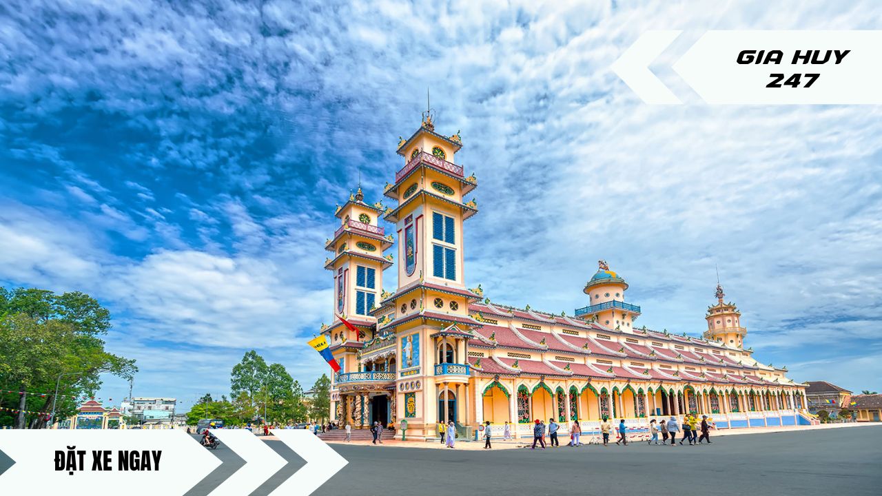 Ảnh xe 16 chỗ GIA HUY 247 trên tuyến đường đi Tây Ninh, phục vụ dịch vụ Thuê Xe Đi Tây Ninh hành hương.